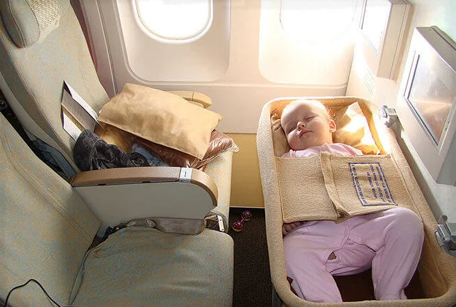 Маленький ребенок в самолете