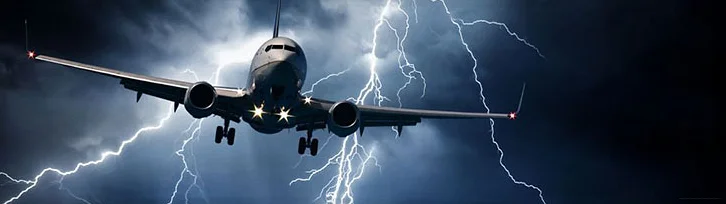 Попадание молнии в самолет