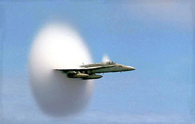 Самолёт FA-18 Hornet, движущийся с околозвуковой скоростью