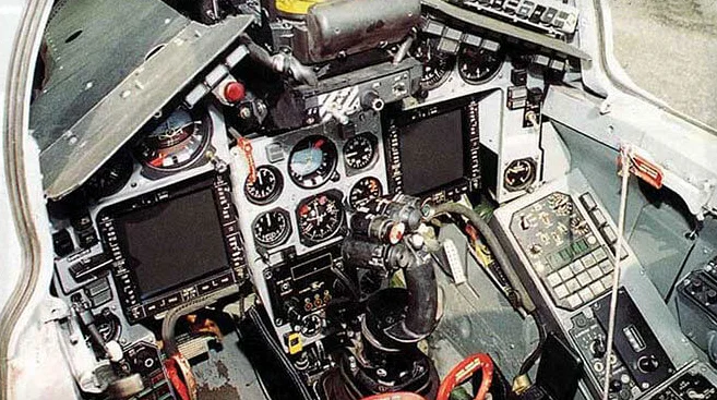 МиГ-29 кабина пилота