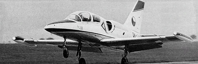 Прототип L-39 (X-02) на взлетной полосе