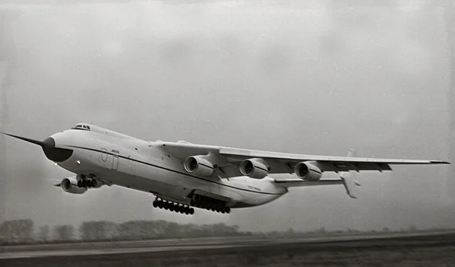 Гигантский самолет Ан-225 Мрия