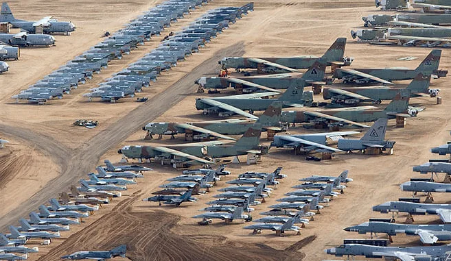 Кладбище самолетов в пустыне Мохавэ в Аризоне на базе Девис-Монтен