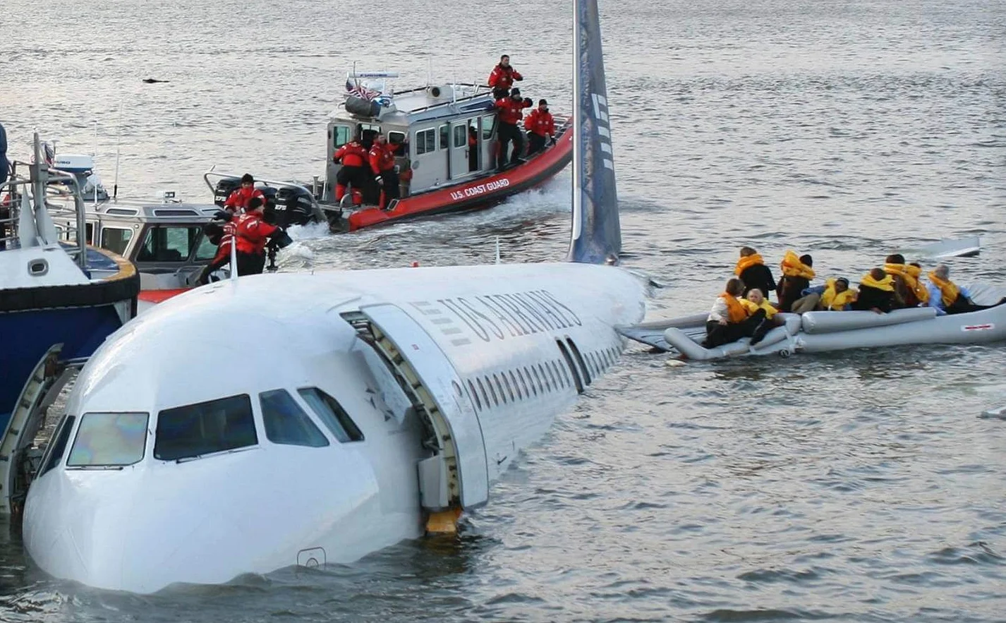 Аварийные посадки самолетов на воду. Сел на Гудзон а320. Аварийная посадка a320 на Гудзон. Самолёт на Гудзоне 2009. Гудзон 15 января 2009.