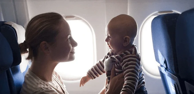 Как лететь с грудным ребенком в самолете: основные правила
