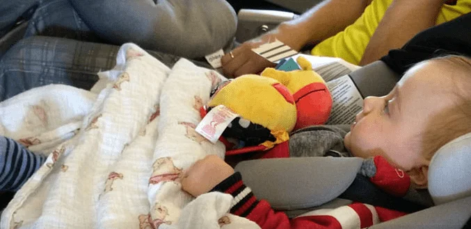 Где лучше всего сидеть с ребенком в самолете - выбирайте первый ряд