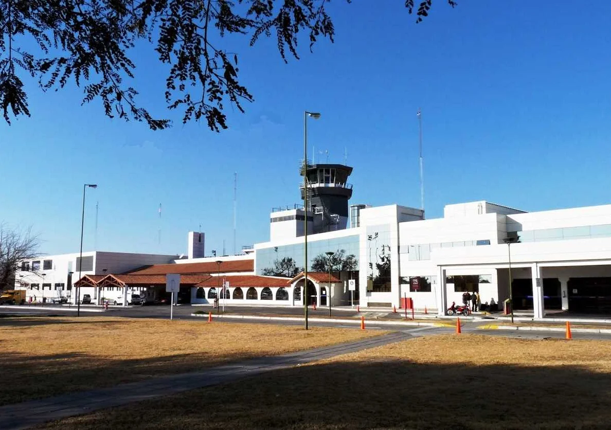 Какой транспорт доступен для передвижения в аэропорту Сальта Мартин Мигельде Гуэмес?